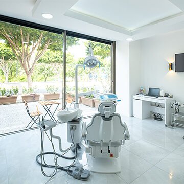 Modern dental clinic room with state-of-the-art equipment at Turkey Teeth.